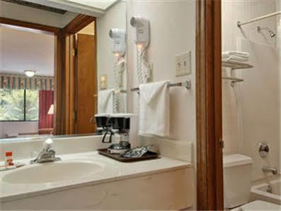 Super 8 By Wyndham Burlington Nc Motel Bagian luar foto